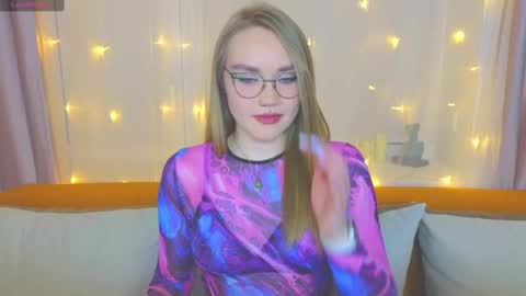 Snapshot of aurora_golden chatting on March 6, 7:21 pm Kate online show from March 6, 7:21 pm