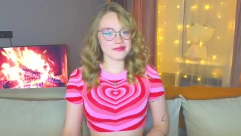 Snapshot of aurora_golden chatting on December 19, 4:13 pm Kate online show from December 19, 4:13 pm