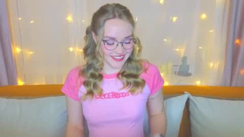 Snapshot of aurora_golden chatting on March 8, 4:50 pm Kate online show from March 8, 4:50 pm