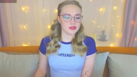 Snapshot of aurora_golden chatting on February 18, 3:31 pm Kate online show from February 18, 3:31 pm