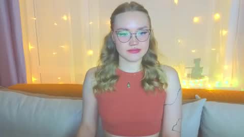 Snapshot of aurora_golden chatting on February 2, 4:00 pm Kate online show from February 2, 4:00 pm