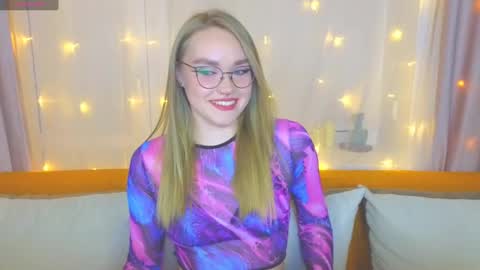 Snapshot of aurora_golden chatting on March 6, 4:17 pm Kate online show from March 6, 4:17 pm