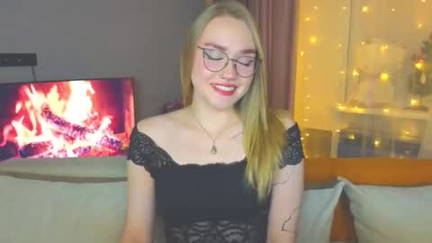 Snapshot of aurora_golden chatting on December 23, 3:55 pm Kate online show from December 23, 3:55 pm