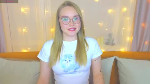 Snapshot of aurora_golden chatting on February 24, 3:31 pm Kate online show from February 24, 3:31 pm