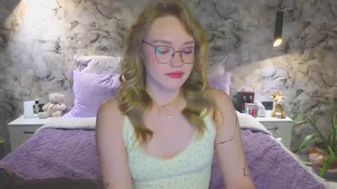 Snapshot of aurora_golden chatting on October 18, 5:28 pm Kate online show from October 18, 5:28 pm
