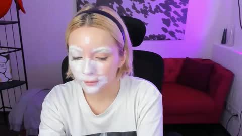 aurorawrenfield online show from November 25, 5:06 am