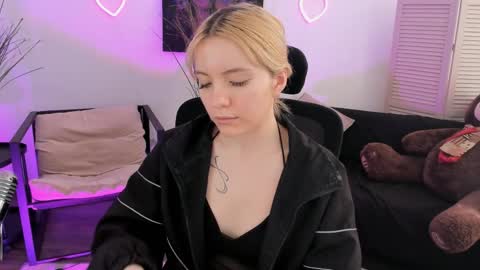 aurorawrenfield online show from March 30, 4:45 am