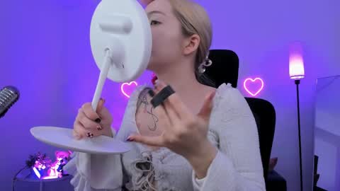 aurorawrenfield online show from April 15, 5:00 am