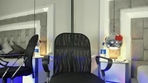 austinreeds online show from March 9, 12:10 pm