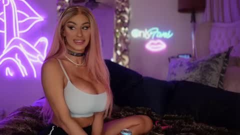 Snapshot of avalonnfoxx chatting on December 14, 8:56 am AvalonnFoxx online show from December 14, 8:56 am