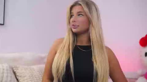 Snapshot of avashay chatting on October 17, 10:47 pm Carina online show from October 17, 10:47 pm