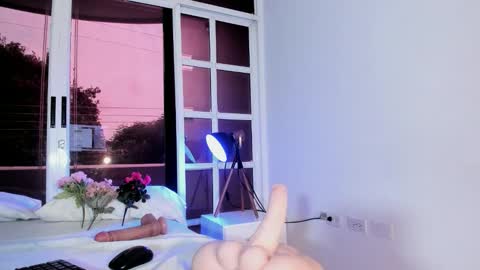 avawhiite online show from March 11, 9:29 pm