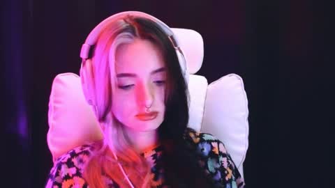 Snapshot of avi_nile chatting on February 6, 2:22 am Avriel online show from February 6, 2:22 am