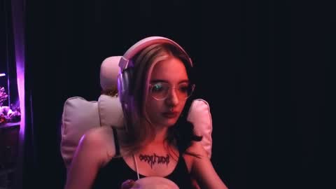 Snapshot of avi_nile chatting on December 27, 11:31 pm Avriel online show from December 27, 11:31 pm