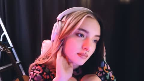 Snapshot of avi_nile chatting on February 6, 5:25 am Avriel online show from February 6, 5:25 am