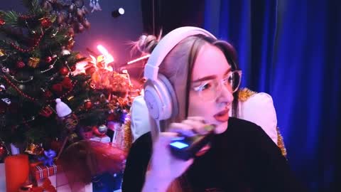 Snapshot of avi_nile chatting on December 16, 2:15 am Avriel online show from December 16, 2:15 am