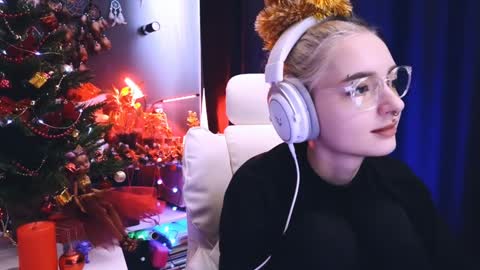 Snapshot of avi_nile chatting on December 22, 5:55 am Avriel online show from December 22, 5:55 am