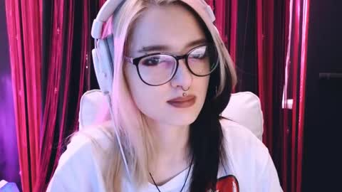 Snapshot of avi_nile chatting on February 26, 3:03 am Avriel online show from February 26, 3:03 am