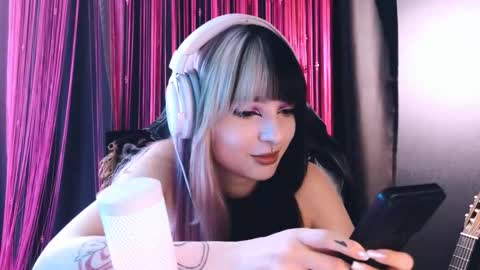 Snapshot of avi_nile chatting on September 11, 5:09 am Avriel online show from September 11, 5:09 am