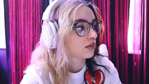 Snapshot of avi_nile chatting on February 23, 2:40 am Avriel online show from February 23, 2:40 am