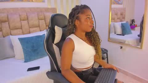 AVIS  online show from November 19, 8:07 pm