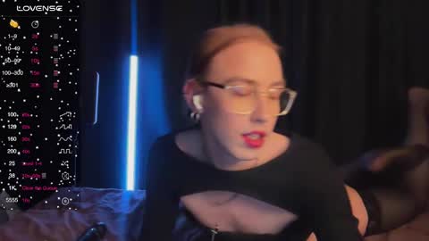 avril_pearly_ online show from March 6, 8:27 pm