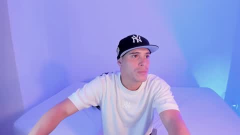 axel__fierro online show from April 6, 8:21 pm