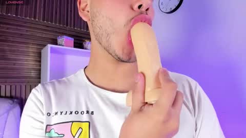 Snapshot of axel_grey_ chatting on October 17, 2:54 pm axel_grey_ online show from October 17, 2:54 pm