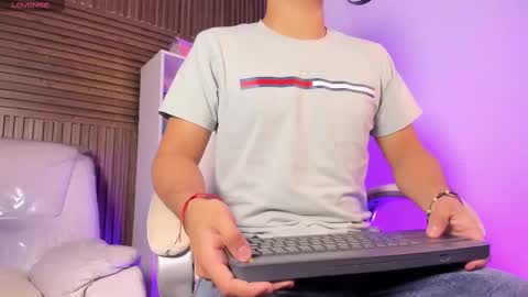 Snapshot of axel_grey_ chatting on October 1, 2:27 pm axel_grey_ online show from October 1, 2:27 pm