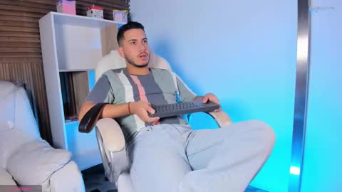 Snapshot of axel_grey_ chatting on September 25, 1:18 pm axel_grey_ online show from September 25, 1:18 pm