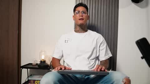 Snapshot of axel_villa chatting on October 14, 8:12 pm Agustin online show from October 14, 8:12 pm