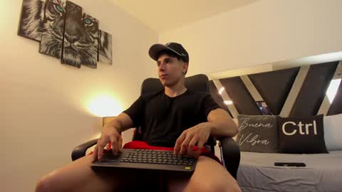 axelmartinezz online show from March 17, 9:09 pm