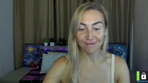 Snapshot of ay_kiss_jully chatting on October 8, 5:41 pm Jully online show from October 8, 5:41 pm