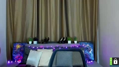 Snapshot of ay_kiss_jully chatting on October 18, 5:55 am Jully online show from October 18, 5:55 am