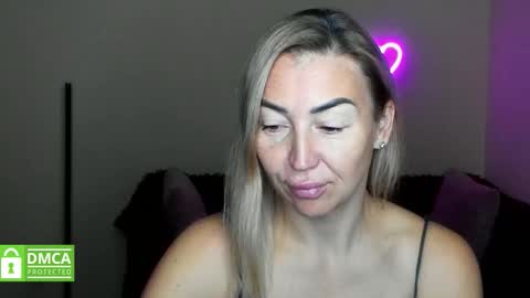 Snapshot of ay_kiss_jully chatting on October 17, 5:44 am Jully online show from October 17, 5:44 am