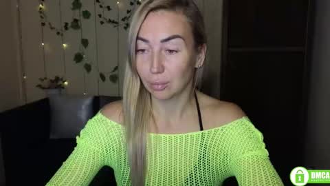Snapshot of ay_kiss_jully chatting on October 14, 6:00 pm Jully online show from October 14, 6:00 pm