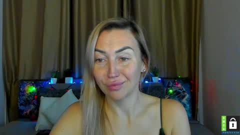 Jully online show from December 13, 7:53 pm