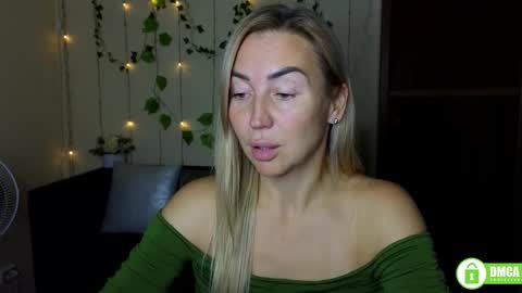 Snapshot of ay_kiss_jully chatting on October 3, 5:32 pm Jully online show from October 3, 5:32 pm