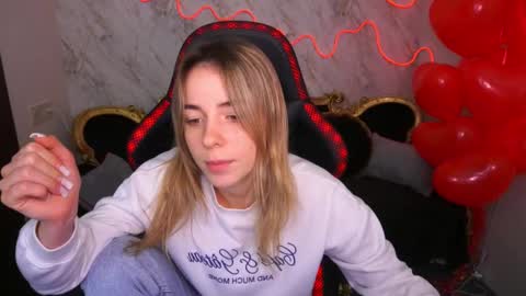 Snapshot of babe_dollie chatting on February 14, 10:38 am Babe online show from February 14, 10:38 am