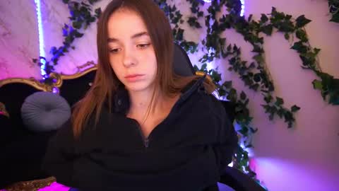 Snapshot of babe_dollie chatting on September 19, 6:39 am Babe online show from September 19, 6:39 am