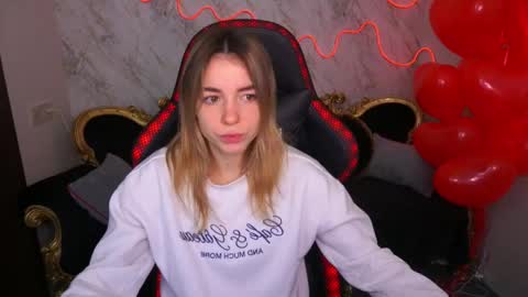 Snapshot of babe_dollie chatting on February 14, 7:28 am Babe online show from February 14, 7:28 am