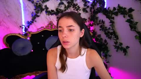 Snapshot of babe_dollie chatting on September 22, 7:34 am Babe online show from September 22, 7:34 am