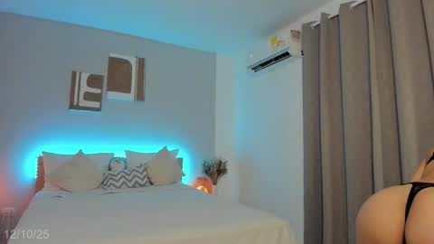 Snapshot of babesexy19_ chatting on October 13, 1:18 am itzell online show from October 13, 1:18 am