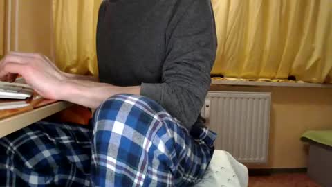Snapshot of banschie chatting on February 11, 11:33 pm online show from February 11, 11:33 pm