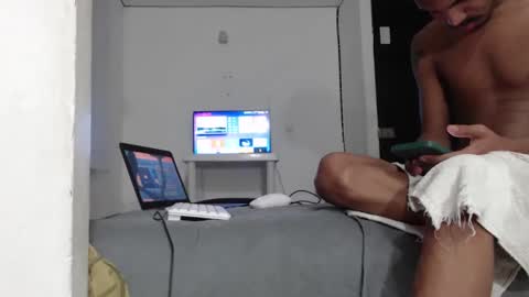 Snapshot of bastian_00 chatting on October 19, 6:51 am I am Sebastianxx online show from October 19, 6:51 am