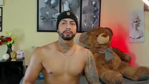 Snapshot of bastian_jones1 chatting on February 17, 4:42 am bastian_jones1 online show from February 17, 4:42 am