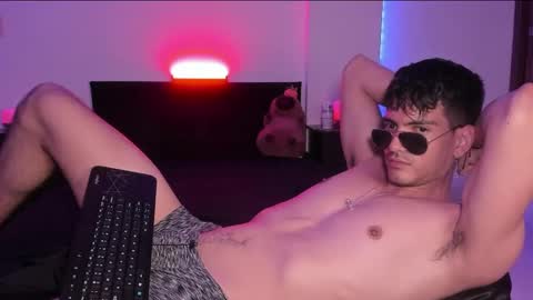 Snapshot of bbbeachboy chatting on February 8, 12:17 am Valentino online show from February 8, 12:17 am