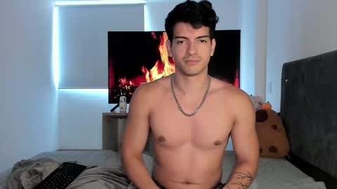 Snapshot of bbbeachboy chatting on October 14, 9:18 pm Valentino online show from October 14, 9:18 pm