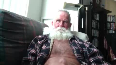 beardbushy online show from December 4, 6:18 pm