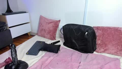 Snapshot of beautifull_wild_girl chatting on February 15, 1:42 am maria online show from February 15, 1:42 am